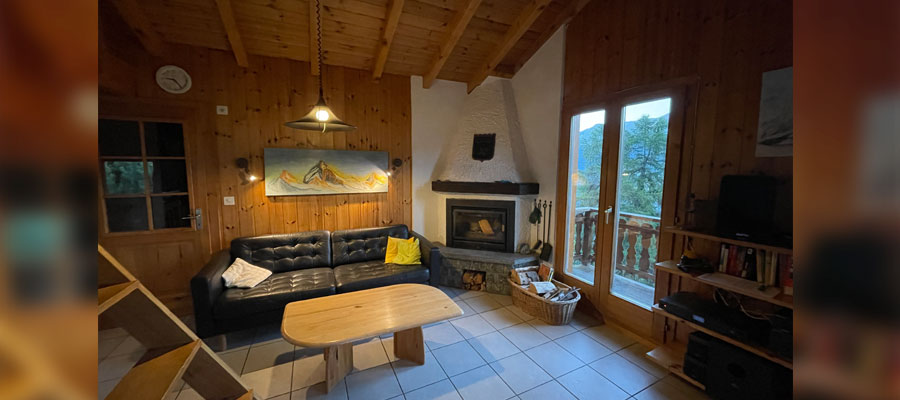 Wohnzimmer mit gemütlichen Kamin