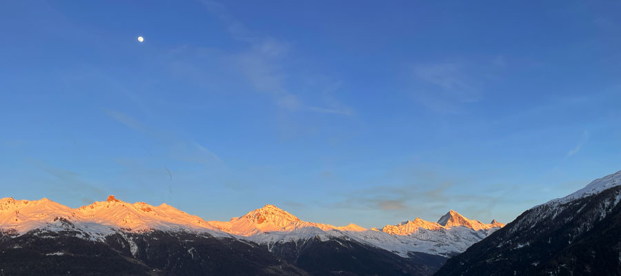 Panorama mit Matterhorn und Mond